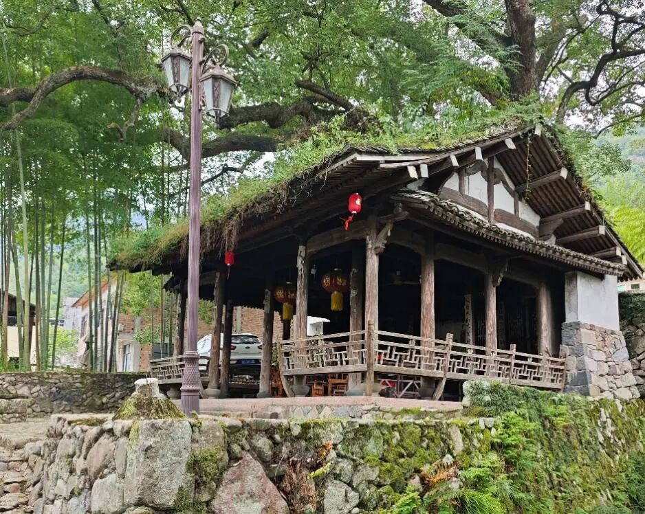 图为团队拍摄记录另外古建