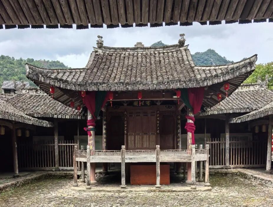 图为团队拍摄记录宗祠戏台