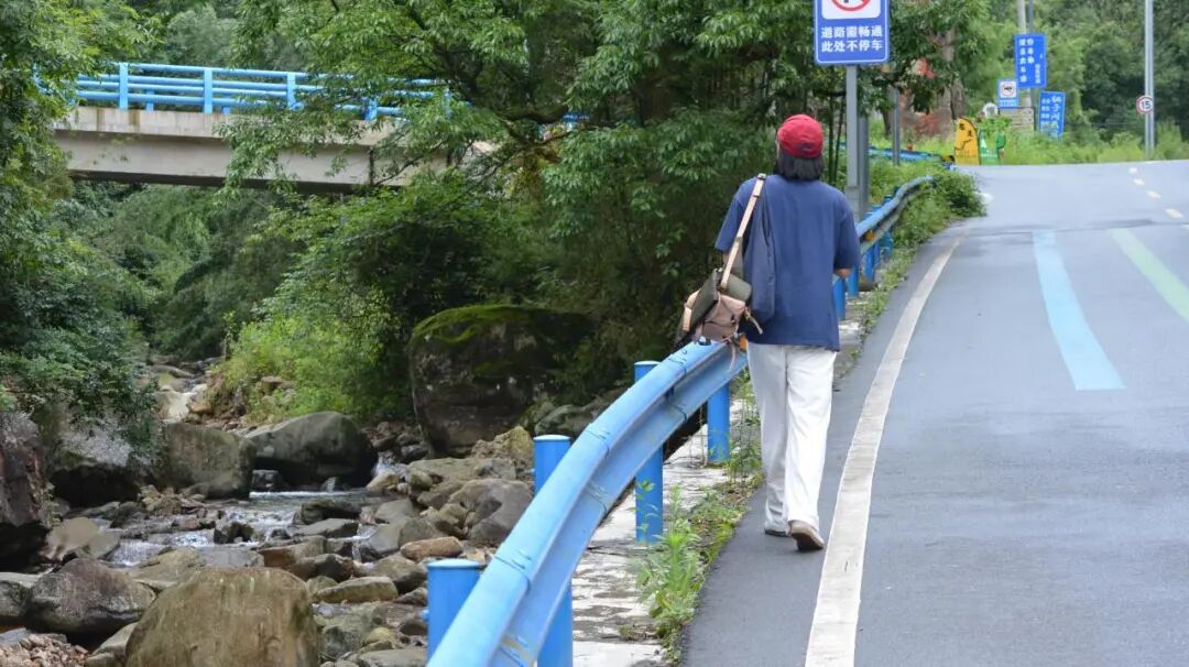 团队成员在骑行节点进行分析