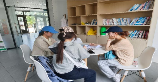 图为实践团集中讨论