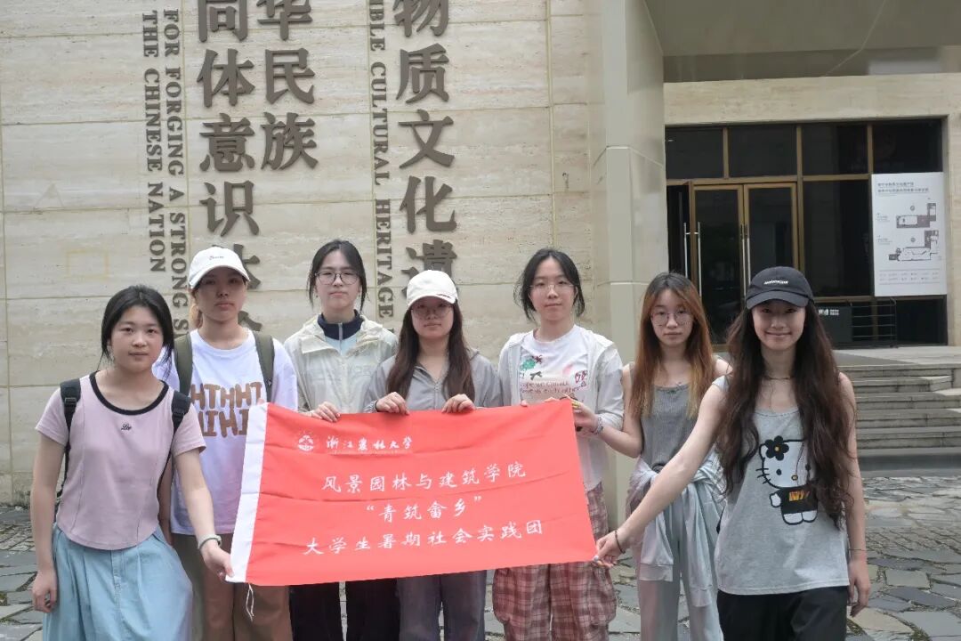 图为实践团成员在非遗馆进行走访学习