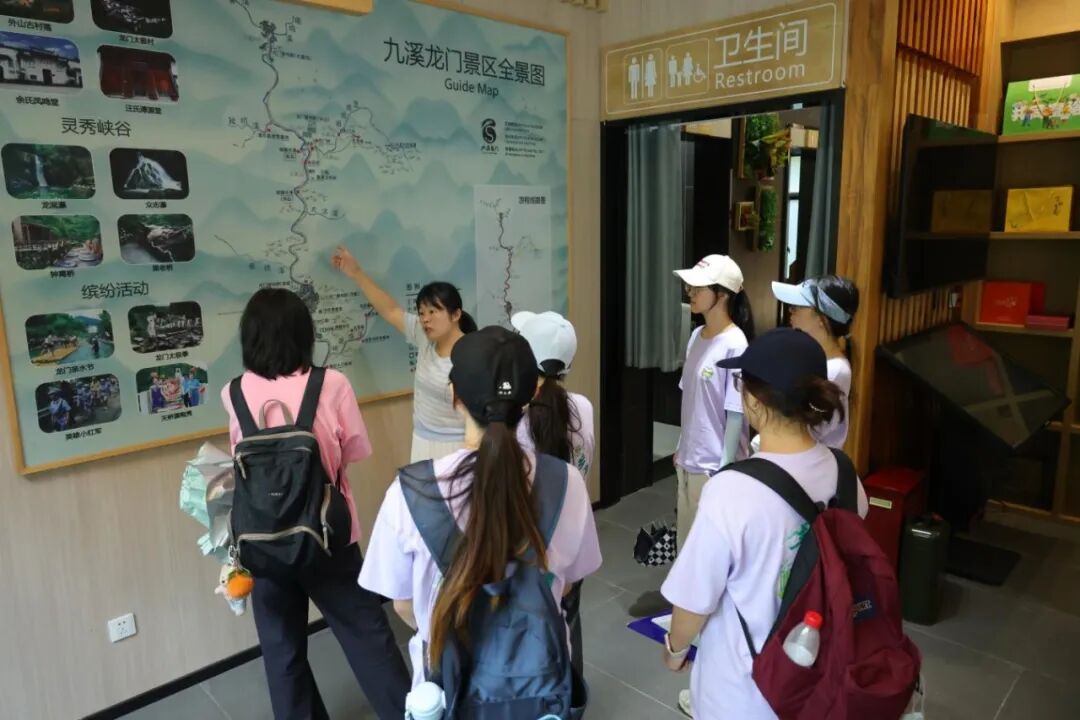 图为团队和村书记在游客中心探讨村庄