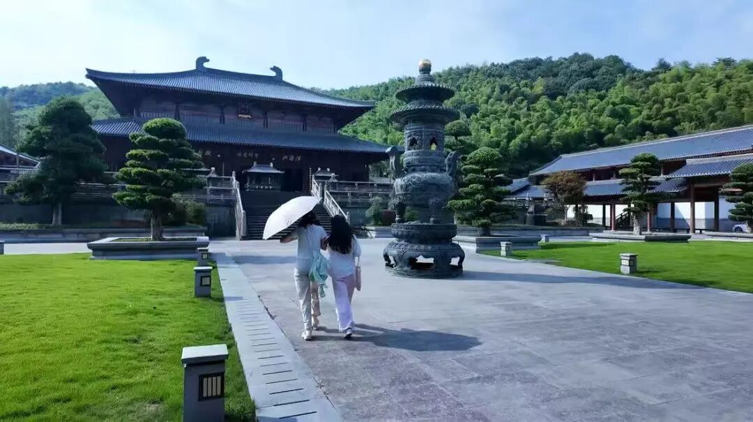 图为实践团香山教寺走访
