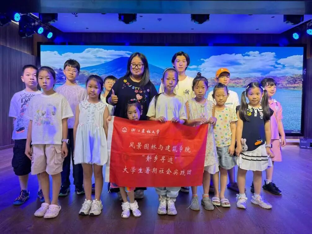 团队成员与本村小朋友合影