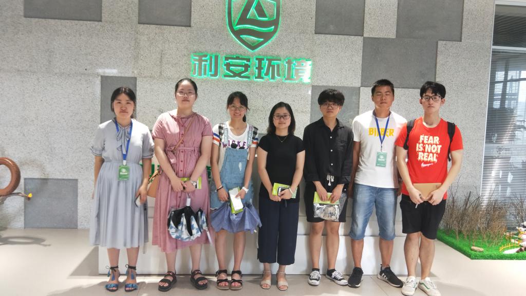 团队成员和老师与工作人员的合影