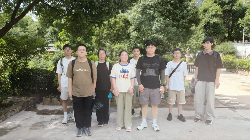 图为团队与民宿老板合影