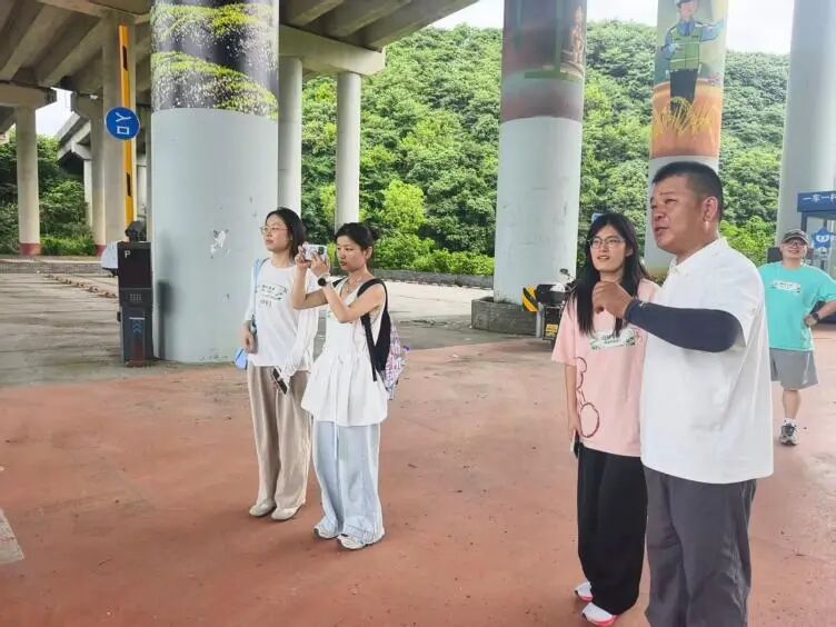 图为当地的干部为团队成员讲解