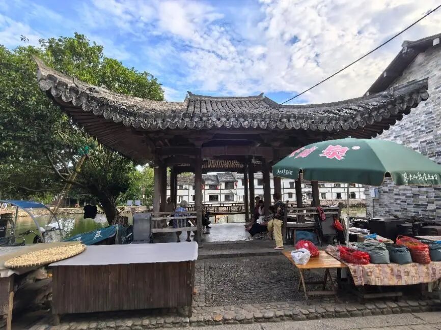 图为苍坡古镇临街风貌
