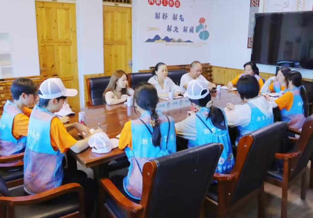 图为实践团访谈村干部