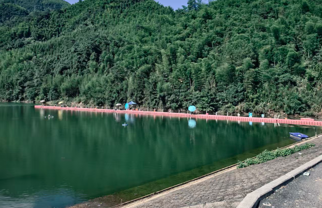图为实践团拍摄的闹坞水库