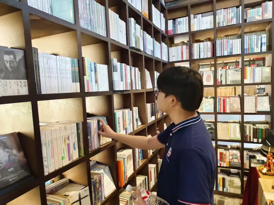 图为实践团成员在先锋陈家铺平民书局开展调研