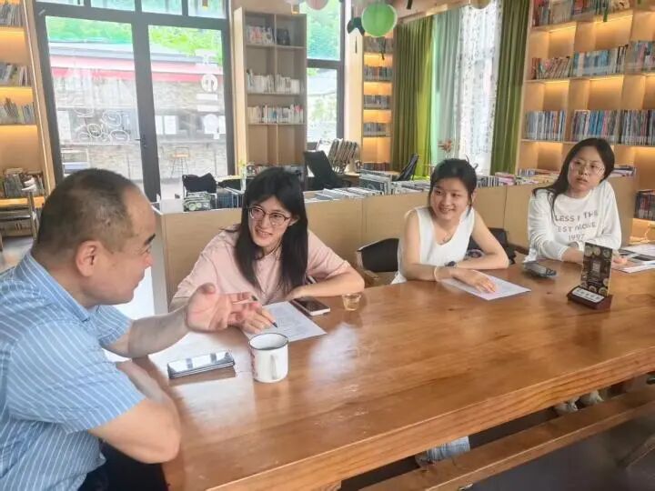 图为团队成员与罗书记等人开展座谈会