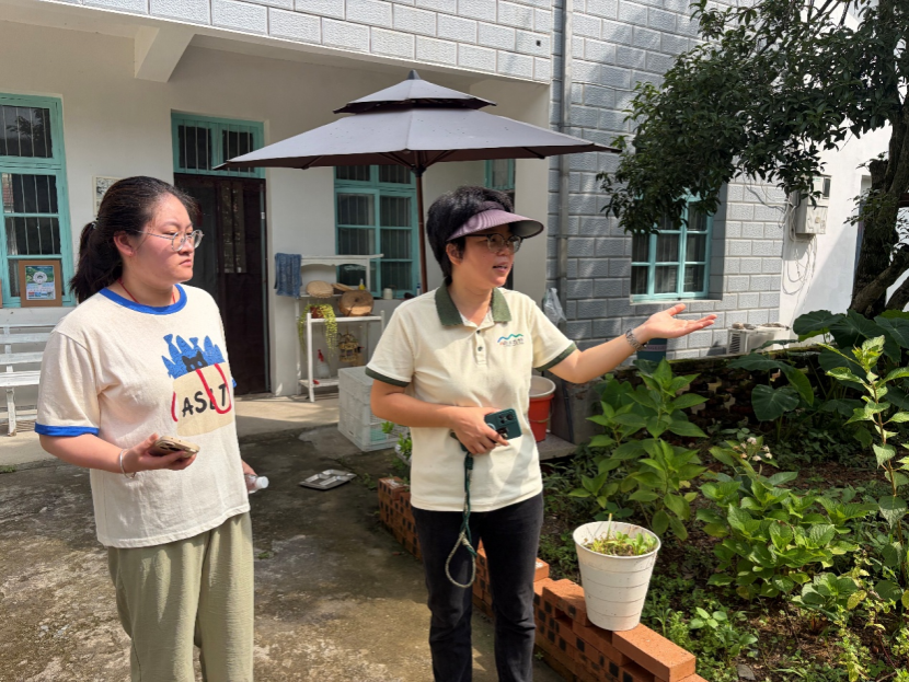 图为运营师为团队成员讲解会客厅庭院