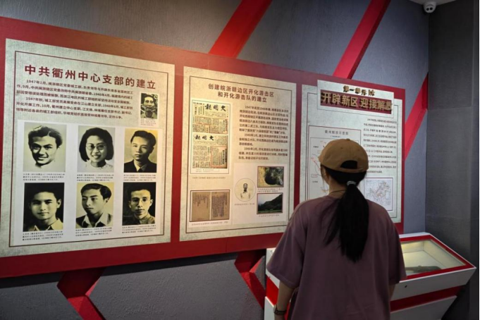 图为实践团成员参观展览