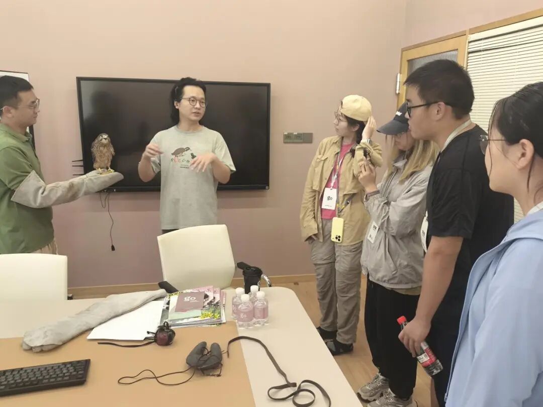 图为同学们学习猛禽救助知识