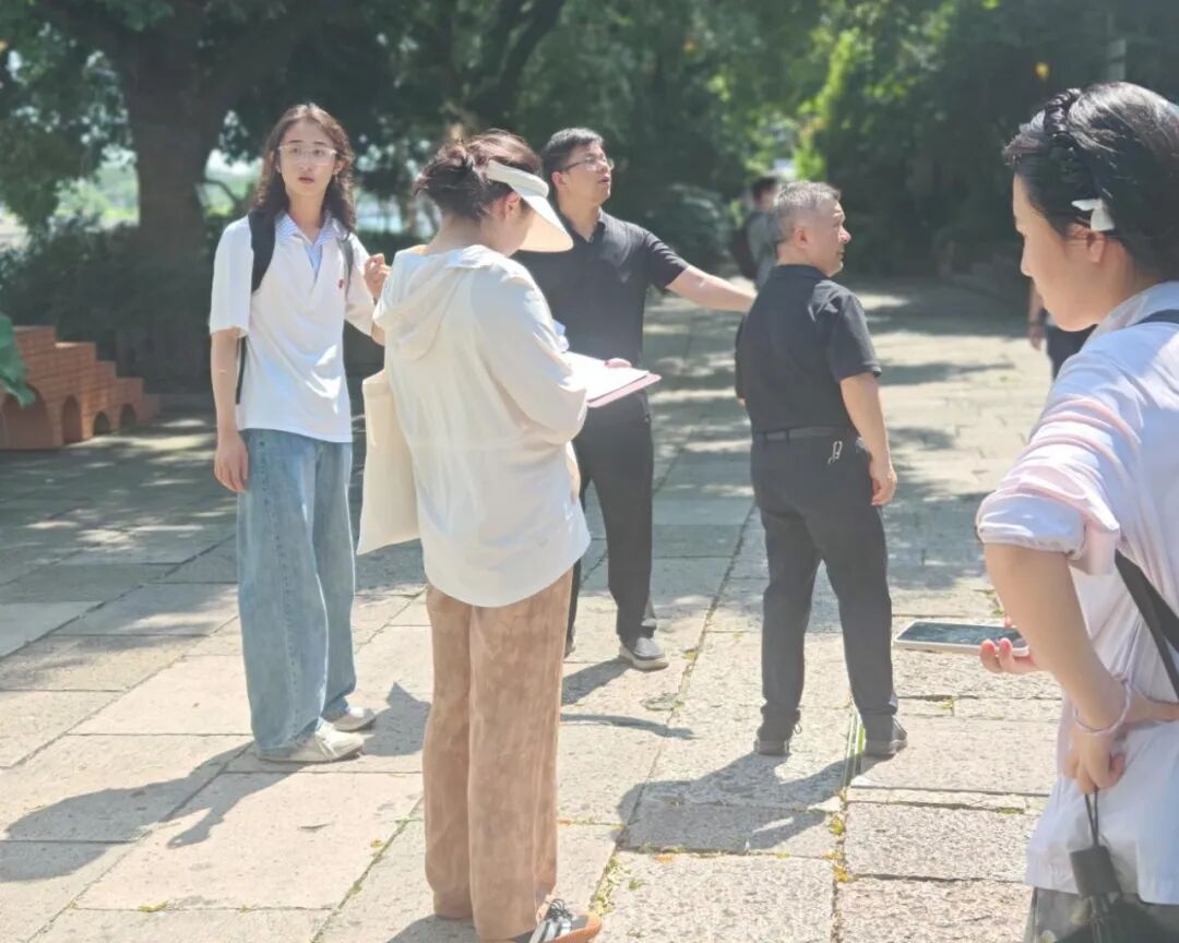 团队成员认真记录测点