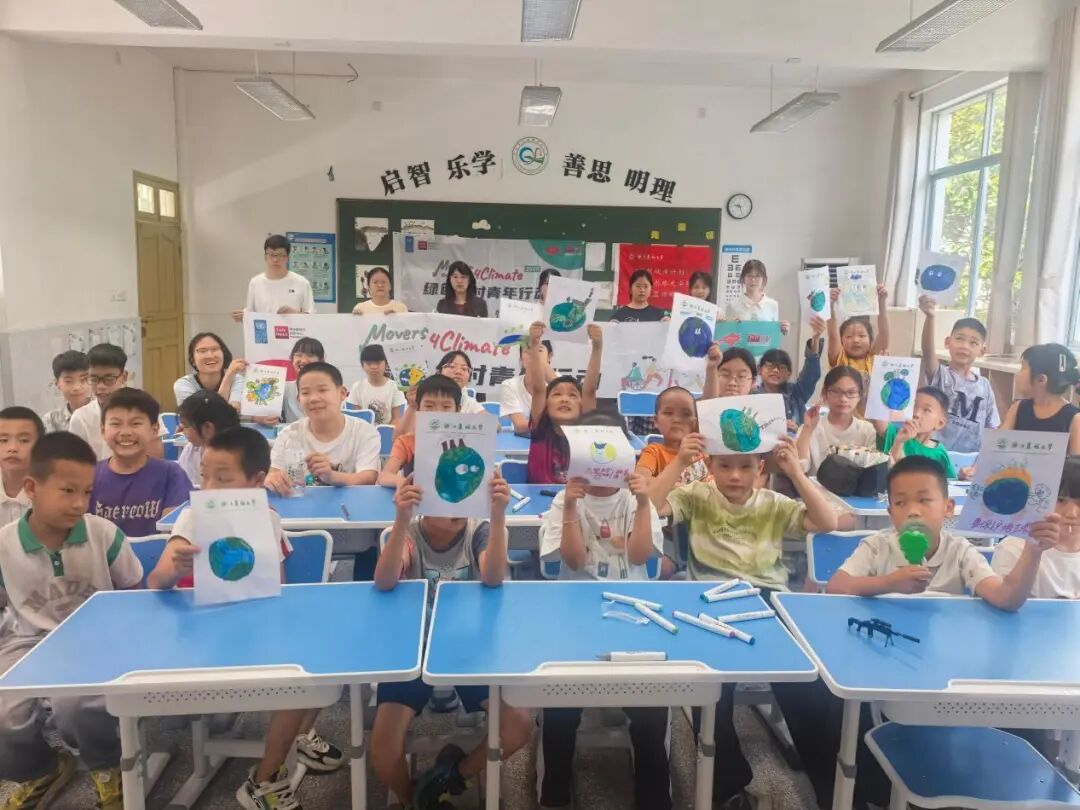 图 3 在支教地点队员和孩子们合照