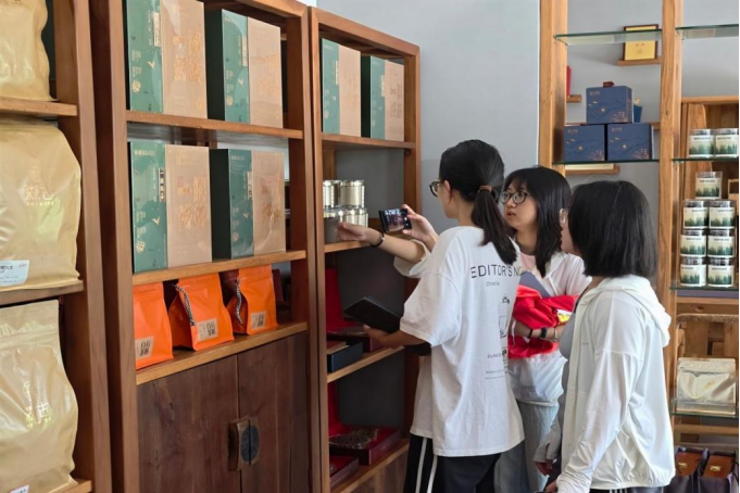 图为实践团在森古品牌门店学习产品设计