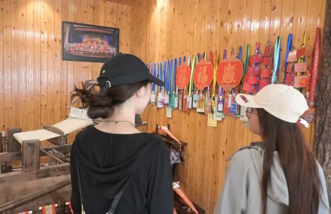 图为实践队员观察东弄村彩带纹样