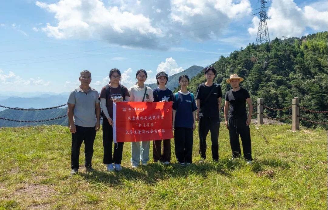 图为团队合照