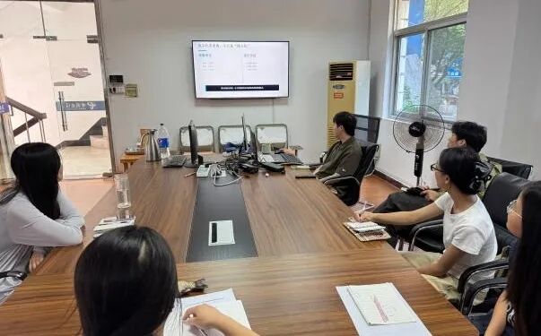 图为实践团成员聆听专题讲座现场