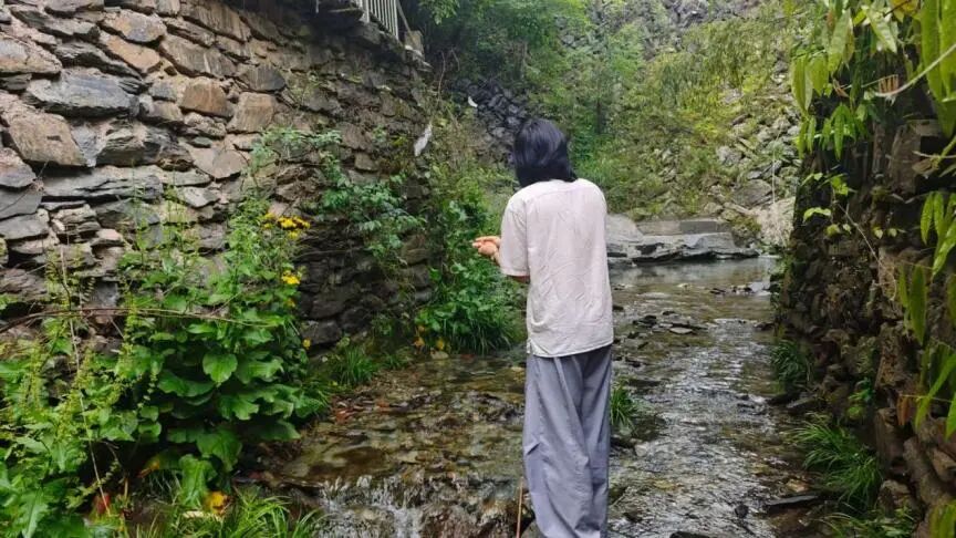 团队成员调查村落水资源情况
