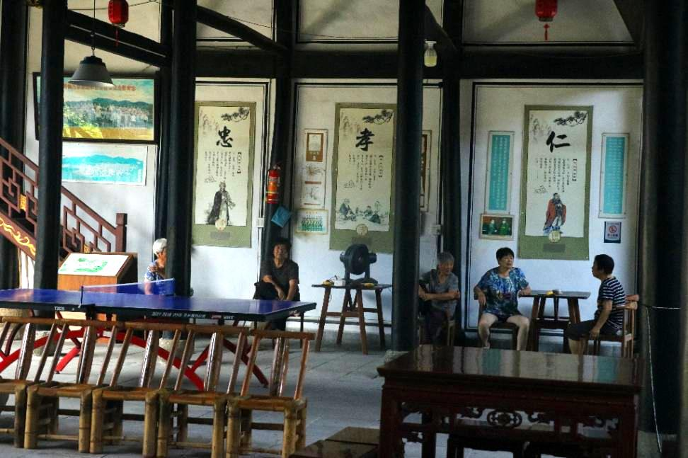 图5 村民在宗祠交流