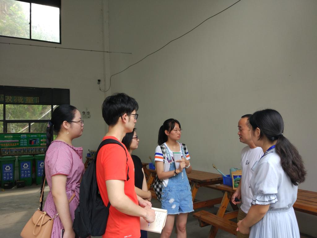 团队成员在听工作人员的讲解