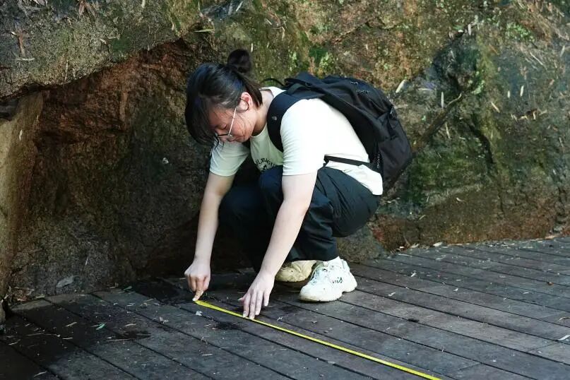 图为实践团成员进行道路测绘