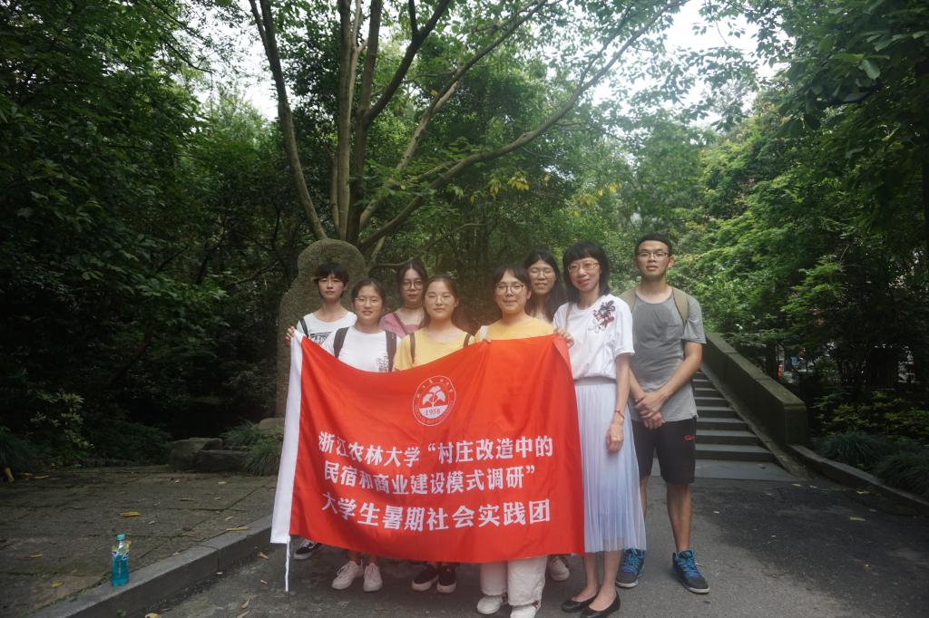 团队全体成员与老师合影