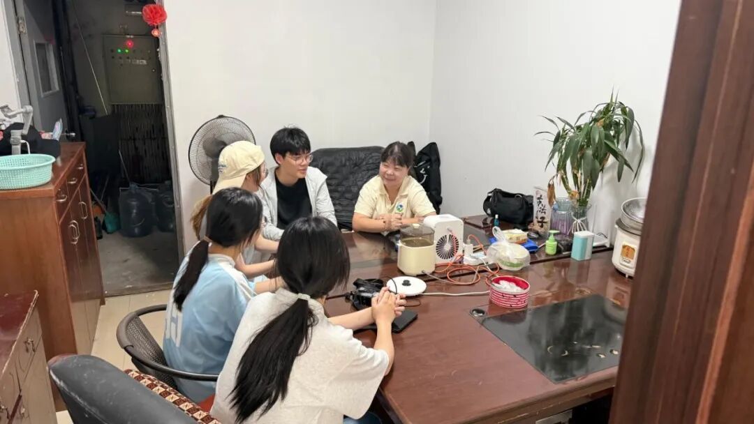 实践团成员与保护区工作人员就科普工作现状进行座谈交流