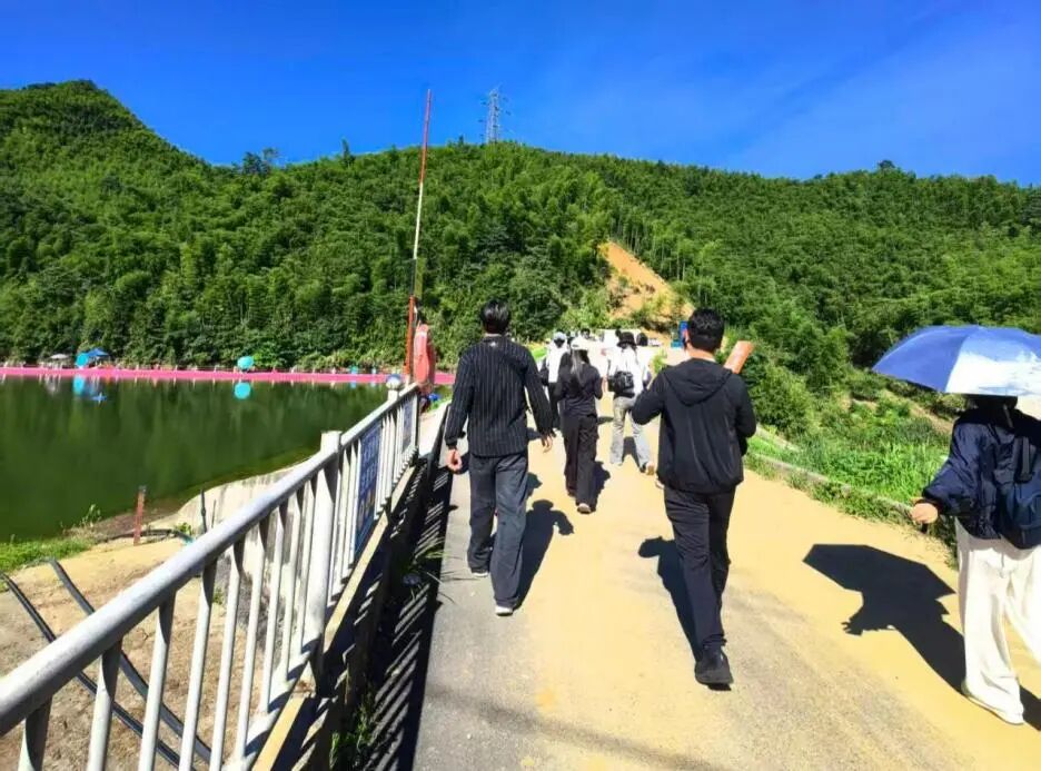 图为团队参观闹坞水库