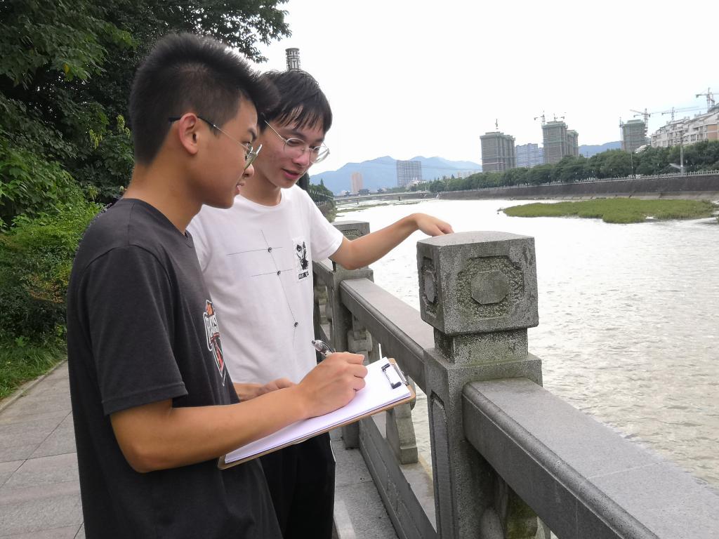 团队进行实地调查记录