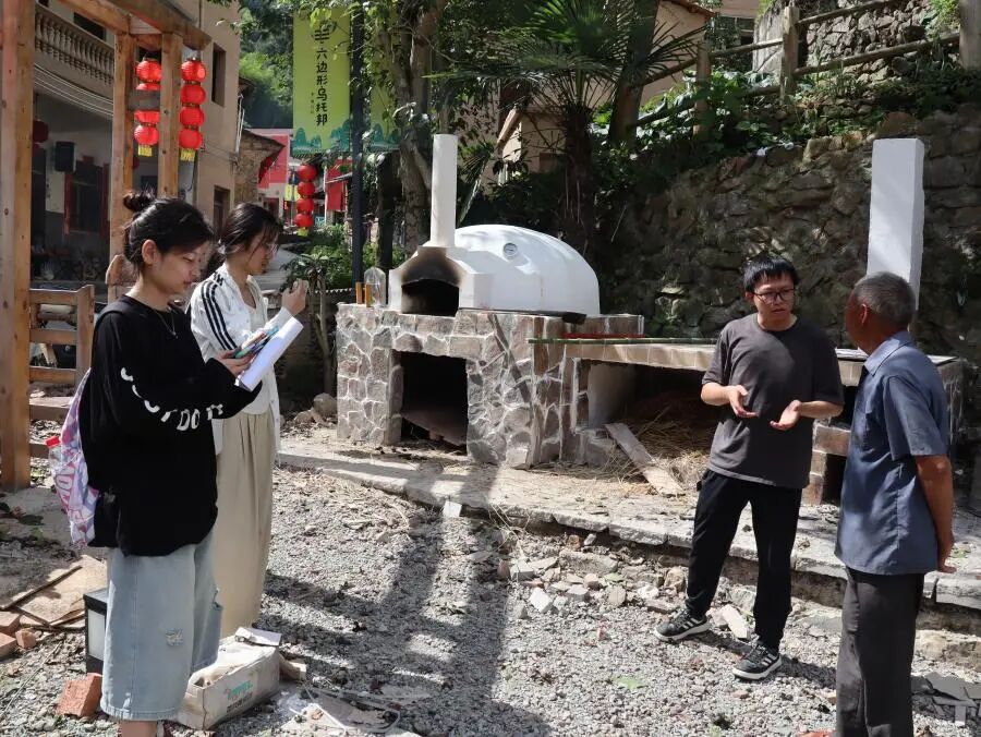 图为团队成员在院子中了解情况