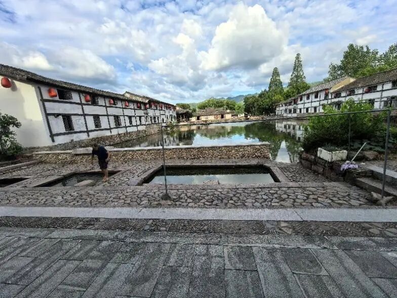 图为苍坡古镇水塘空间风貌