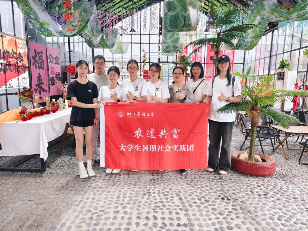 图为团队合影