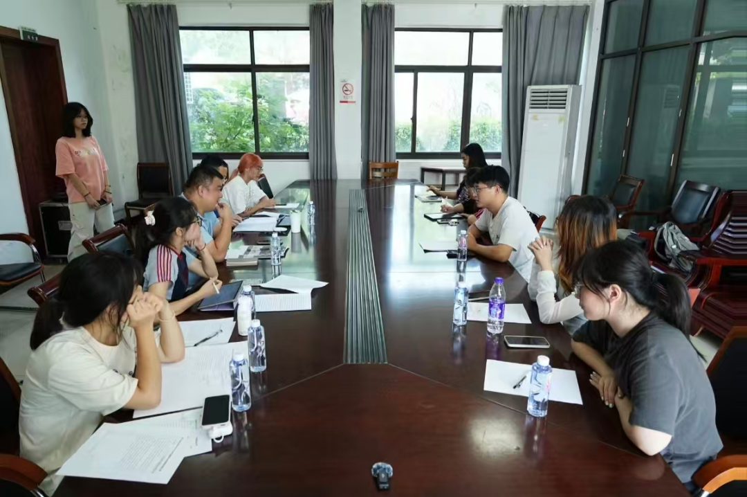 图为实践团在莫干山镇人民政府召开专题研讨会现场