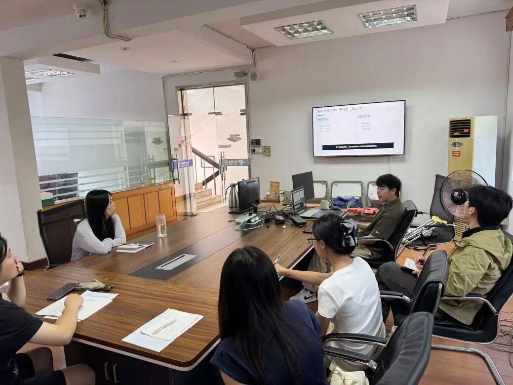 图为专题学习讲座现场