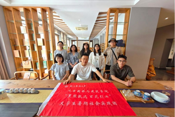 图为实践团与森古品牌负责人合影