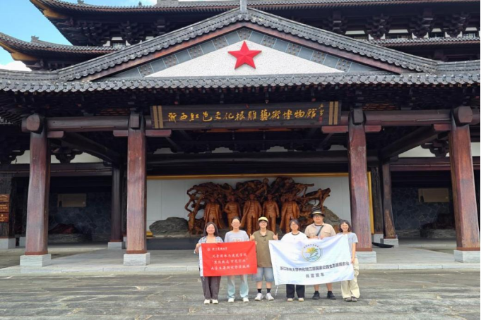 图为实践团在根宫佛国浙西红色根雕艺术博物馆合影