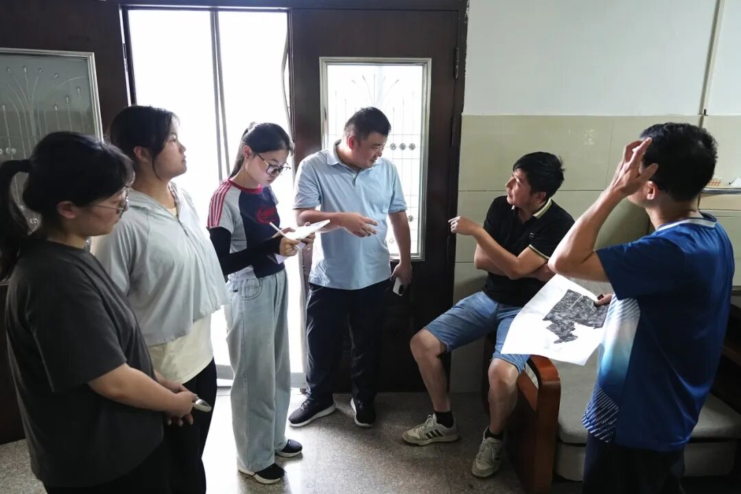 图为实践团成员与灯塔村支部书记合影