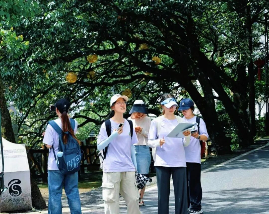 图为实践团进行保护建筑点位调研