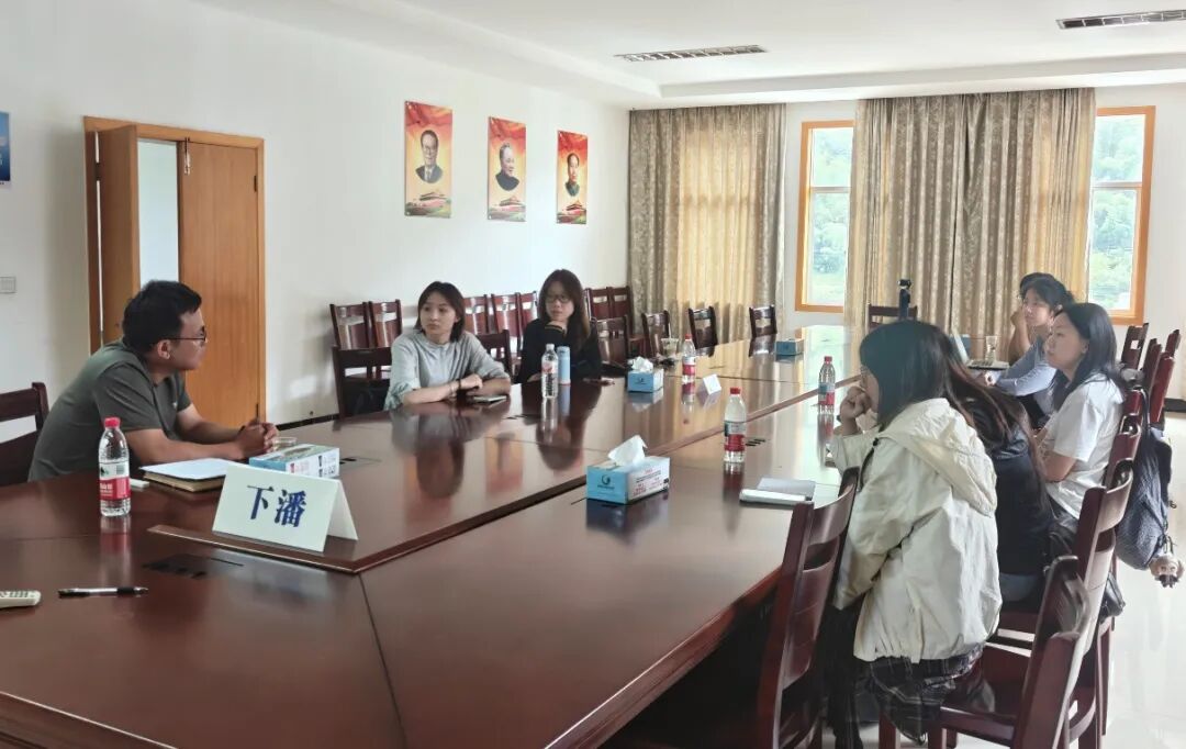 图为实践团与村干部座谈交流