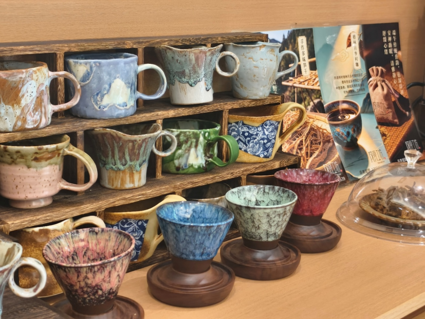 图3为格林月乡咖啡中的天目窑特色制品展示
