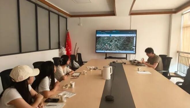 图为实践团成员聆听专题讲座现场（1/2）