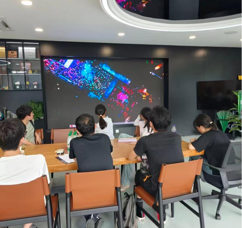 图3师生观看凯乐石跑山赛宣传视频