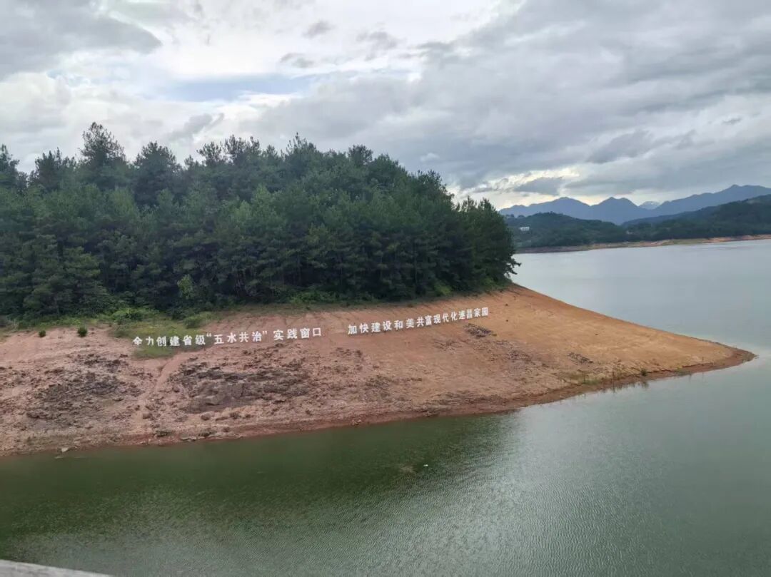 图为丽水遂昌湖山乡依山傍水的环境