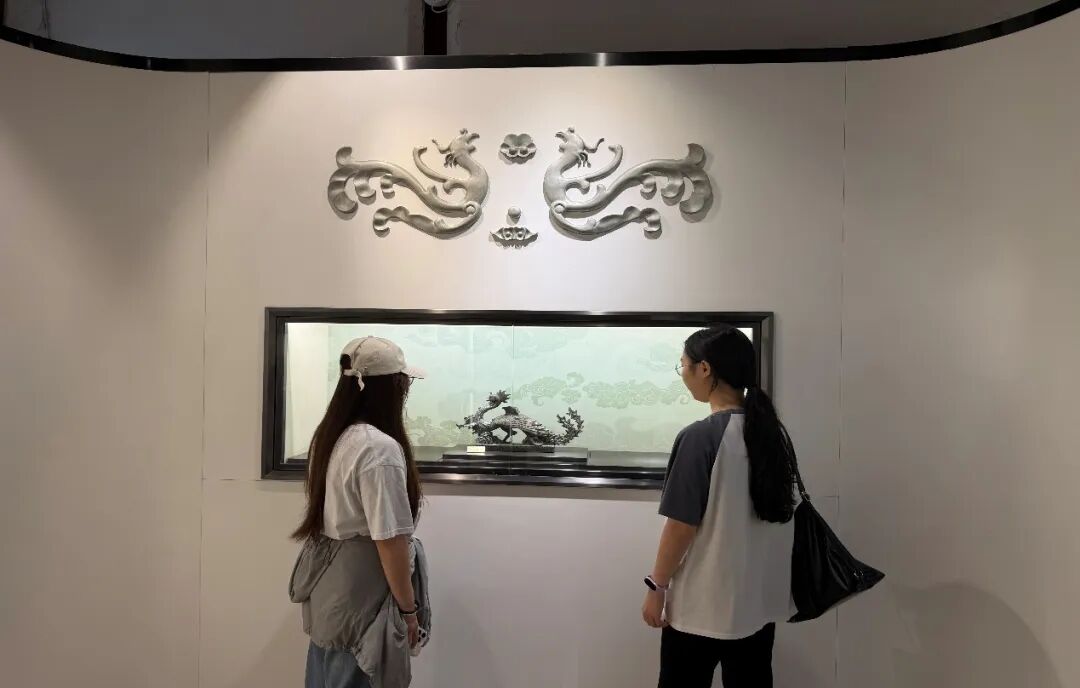 图为实践团成员学习畲银凤凰纹样
