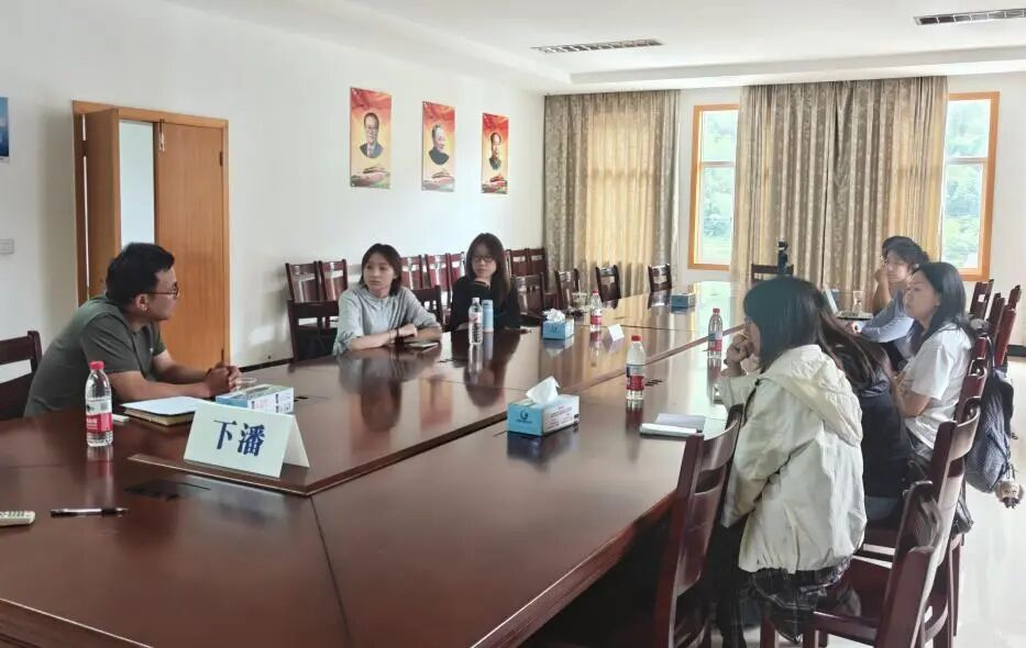 图为团队集体研讨下潘村农文旅融合优化方案