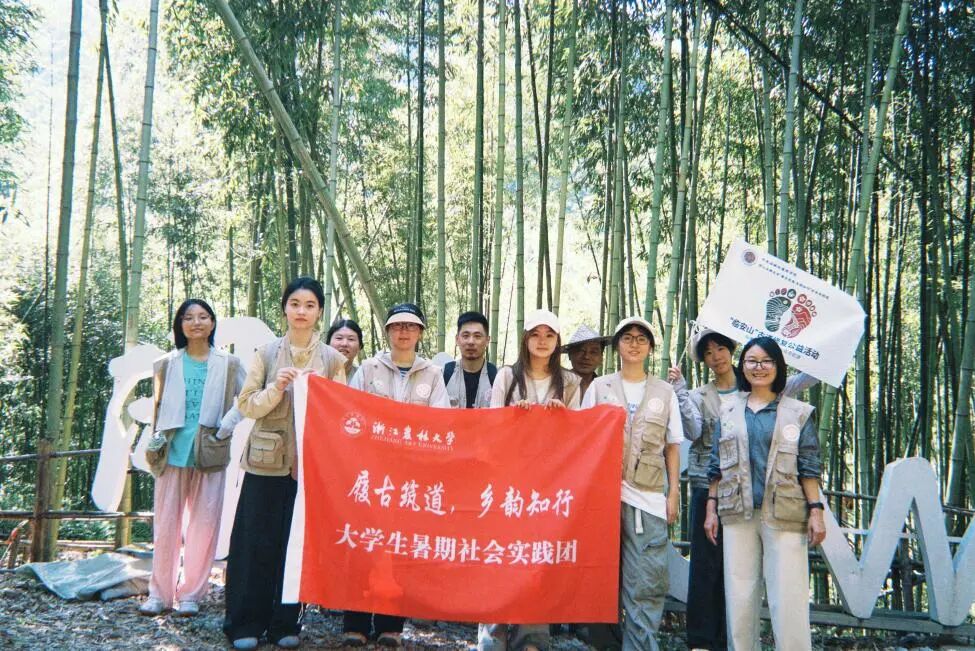 图为首次公益活动参与人员合照